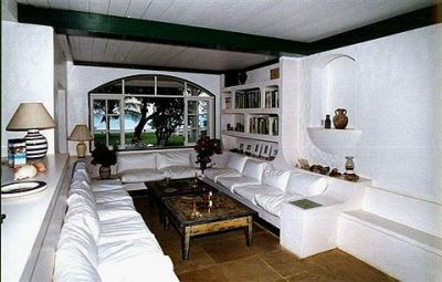 Charmosa casa frente praia a venda em Búzios