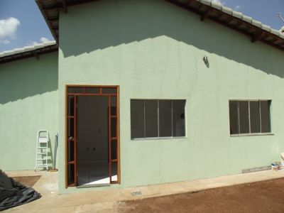 CASA 2/4 COM SUITE COM OTIMO ACABAMENTO