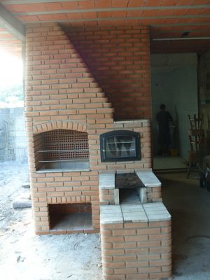 CHURRASQUEIRAS, FORNOS E FOGÕES A LENHA.
