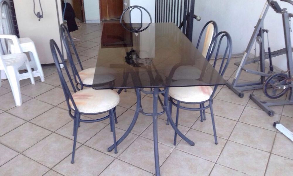 Mesa com 05 cadeiras