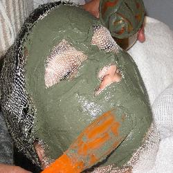 Drenagem linfática facial e hidratação com argila verde