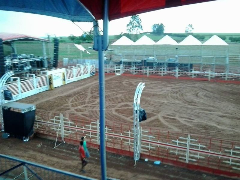 Locação de estruturas para eventos- banheiros, tendas, arquibancadas