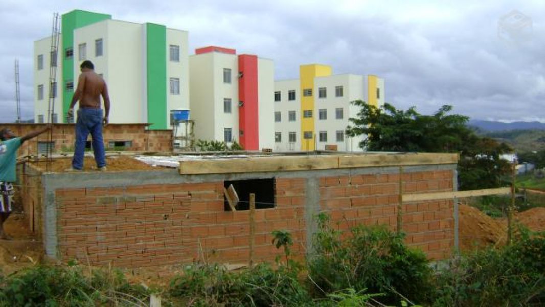 Passa se uma casa em construção, contrato de compra e venda.