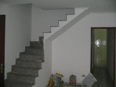 Sobrado novo com 3 dormitórios