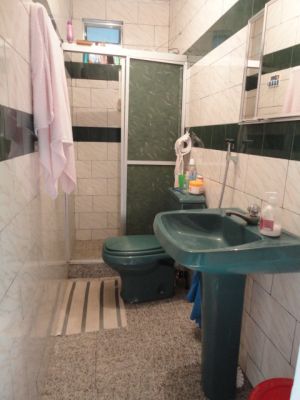 Vendo Casa de 1º andar com 2/4, área de serviço 