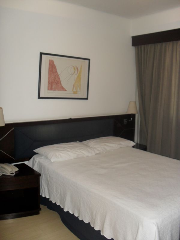 Flat com 1 dormitório, sacada, sala, banheiro, cozinha e área útil de 35m² localizado em Moema - SP 