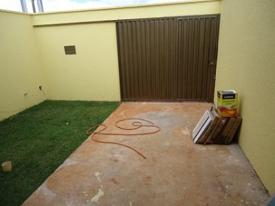 CASA 2 QTOS, SENDO 01 SUÍTE