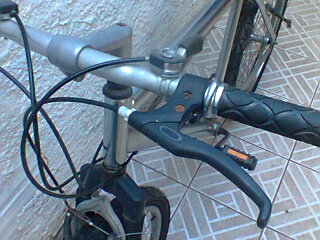Bicicleta cromada e com amortecedor