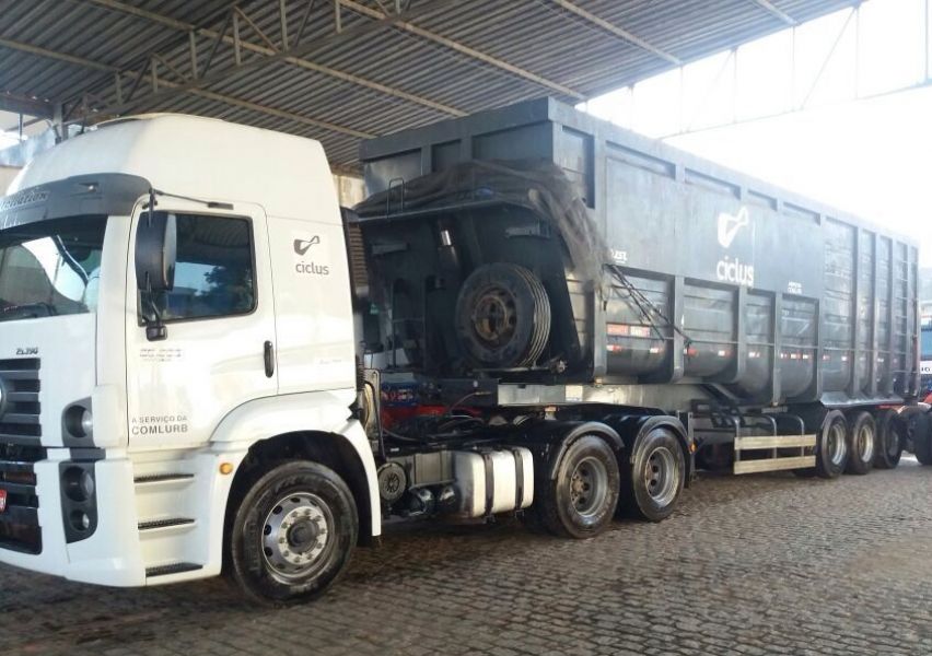Transportadora para vender em Caxias. Pequena com cinco cavalos