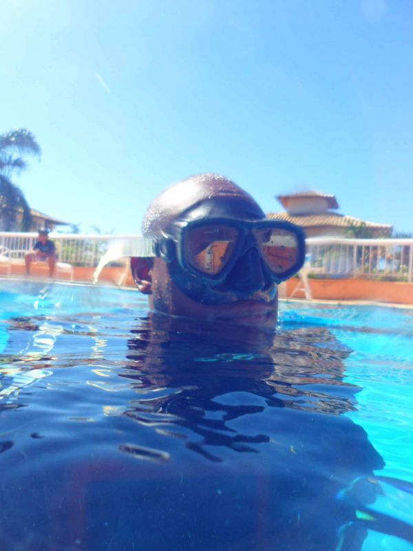 Trocamos o azulejo danificado, sem esvaziar sua piscina.