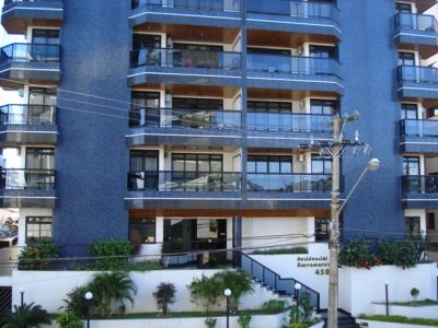 Apartamento de três quartos e dependência