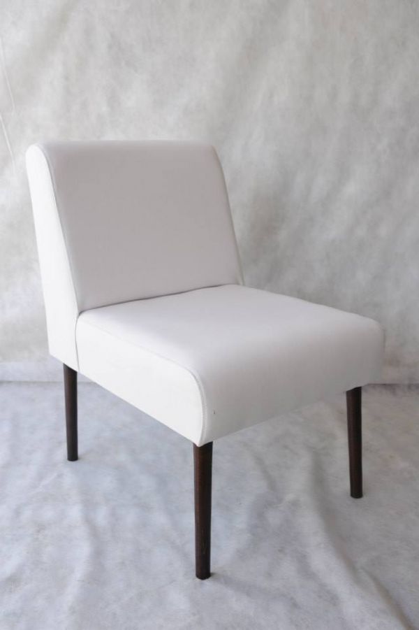 PoltronasPuffs,cabeceiras e painéis de cama sob medida.