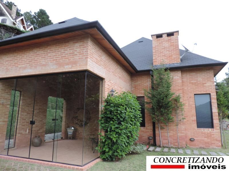 Linda em Campos do Jordão com vista para a Pedra do Baú e a serra.