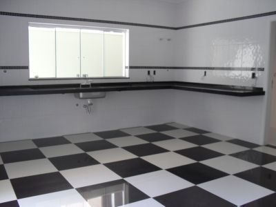 CASA EM COND. VALINHOS - AO LADO DO COLÉGIO PORTO SEGURO (19)7814-4377