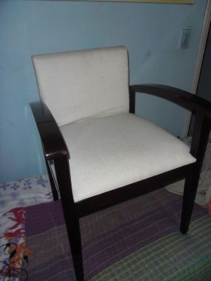 Vendo cadeira decorativa em madeira, estofada na cor bege