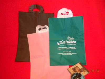 sacolas em tnt e embalagens personalizadas.