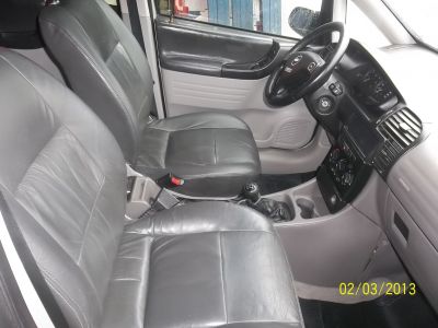 Chevrolet Zafira CD 2.0 08 lugares completa com Gnv e bancos em couro