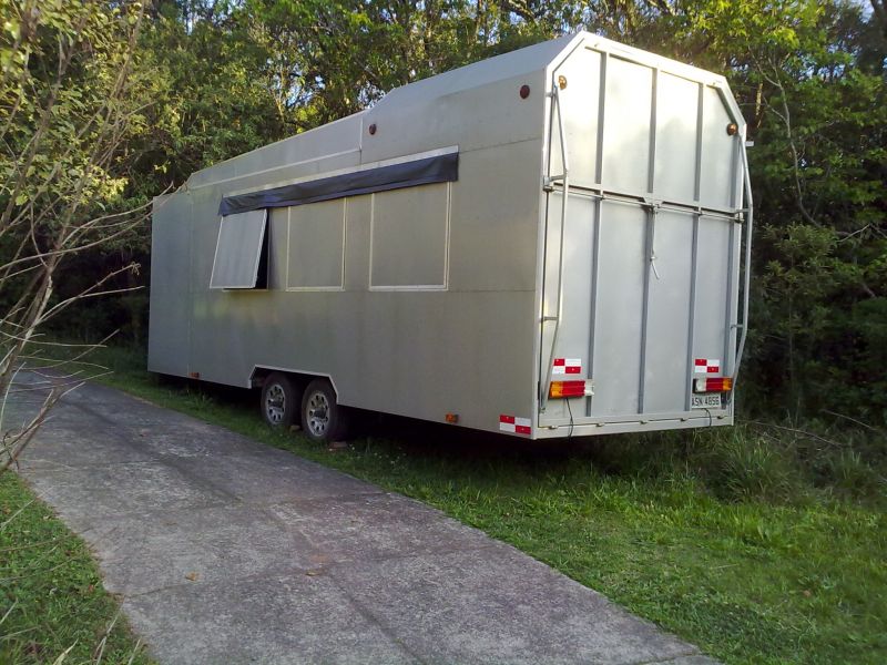Carreta fechada dois eixos 8,20 m