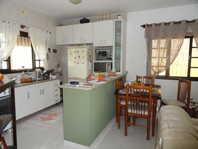 Casa com 03 Dormitórios em Caraguatatuba