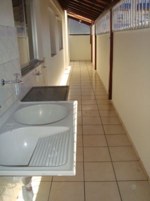 primeiro andar com área externa , semi mobiliado, uma graça