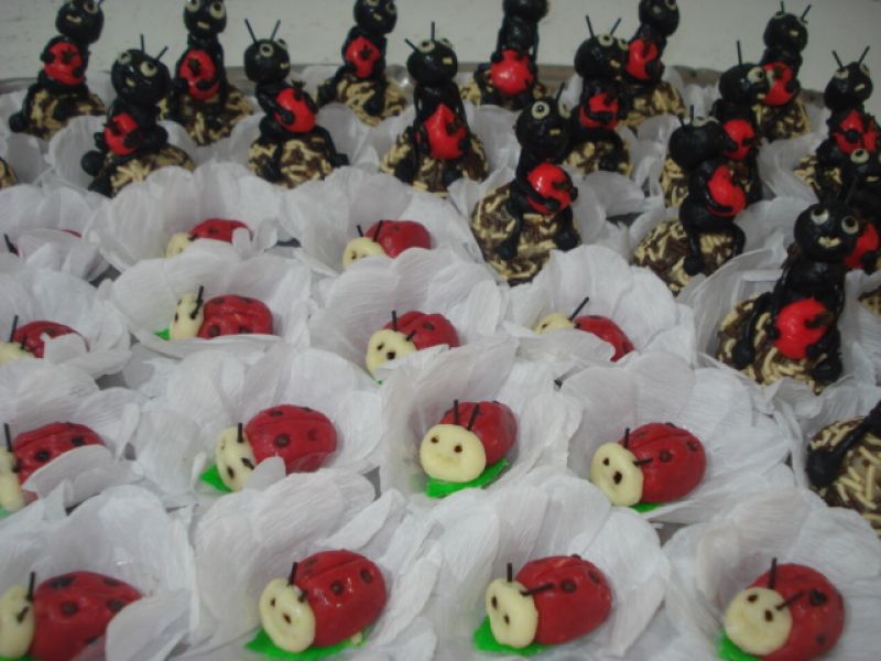 Bolos docinhos modelados primeira comunhão halloween froze peppa arvore francesa maça colorida trufa