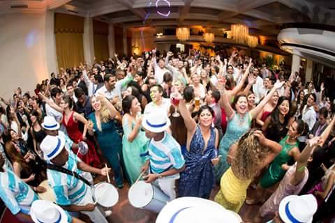 Anime sua festa com uma bateria show de escola de samba 