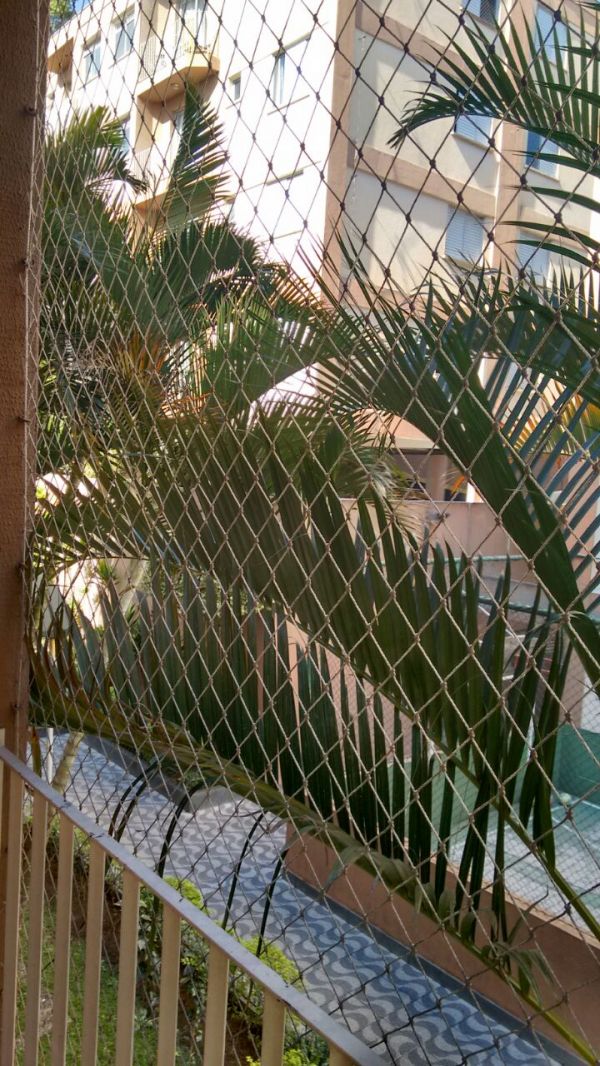 Apartamento com sacada e piscina próximo ao metro