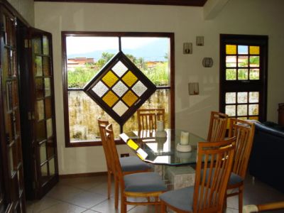 BELO IMÓVEL EM CONDOMÍNIO FECHADO