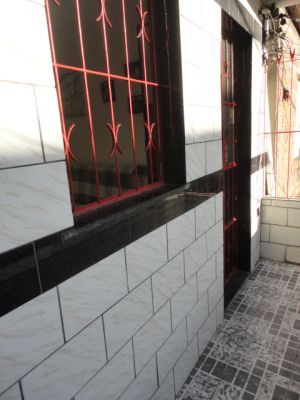 Vendo Casa de 1º andar com 2/4, área de serviço 