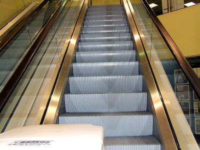 POLYMETALS WORLD Polimento em escadas rolantes