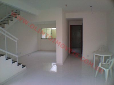 Olinto Imóveis vende Triplex 3 qts no Ouro Verde em Rio das Ostras