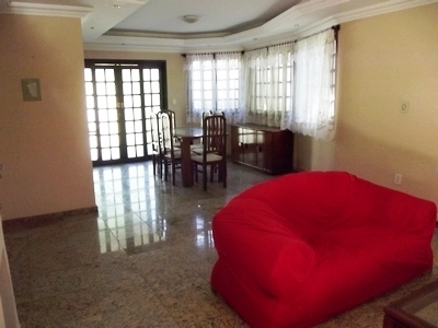 Linda Casa Colonial com 308m2 em Condominio Costa Verde