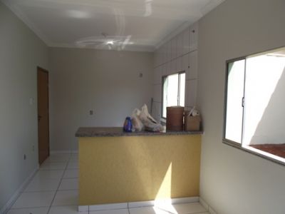 CASA 2/4 COM SUITE COM OTIMO ACABAMENTO