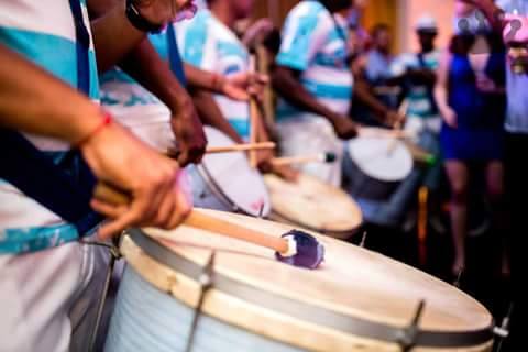 Anime sua festa com uma bateria show de escola de samba 