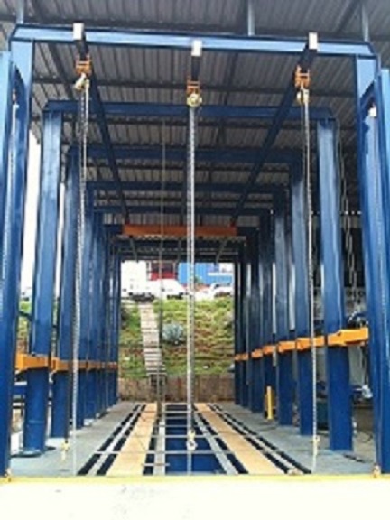 Desempenador e alinhador de chassis para caminhoes