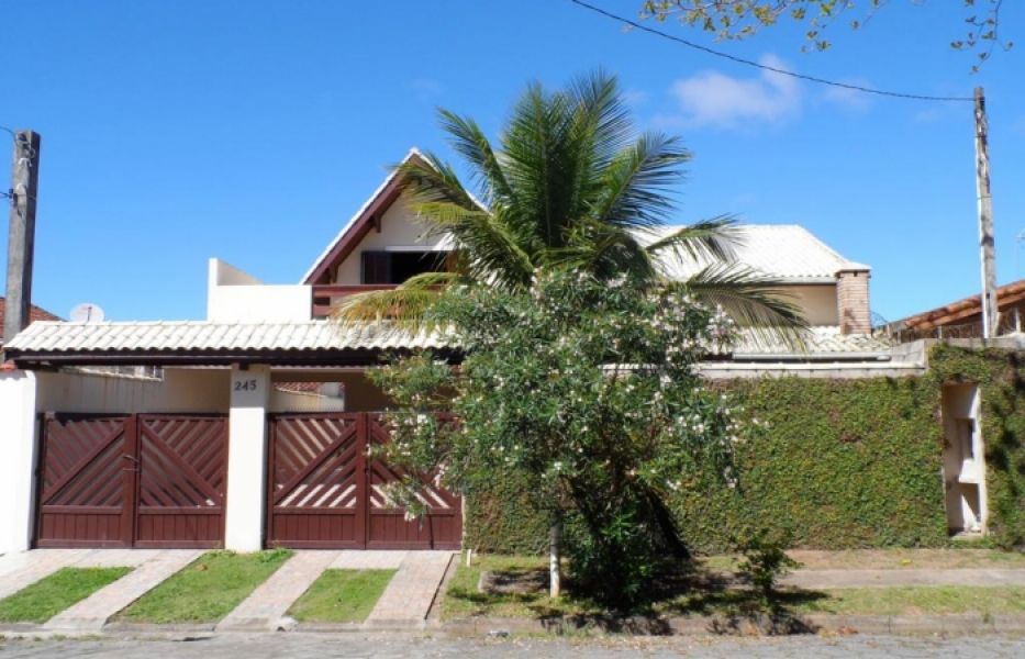 Cód. P003 Casa em Peruíbe 3 dormitórios garagem pra 6 carros