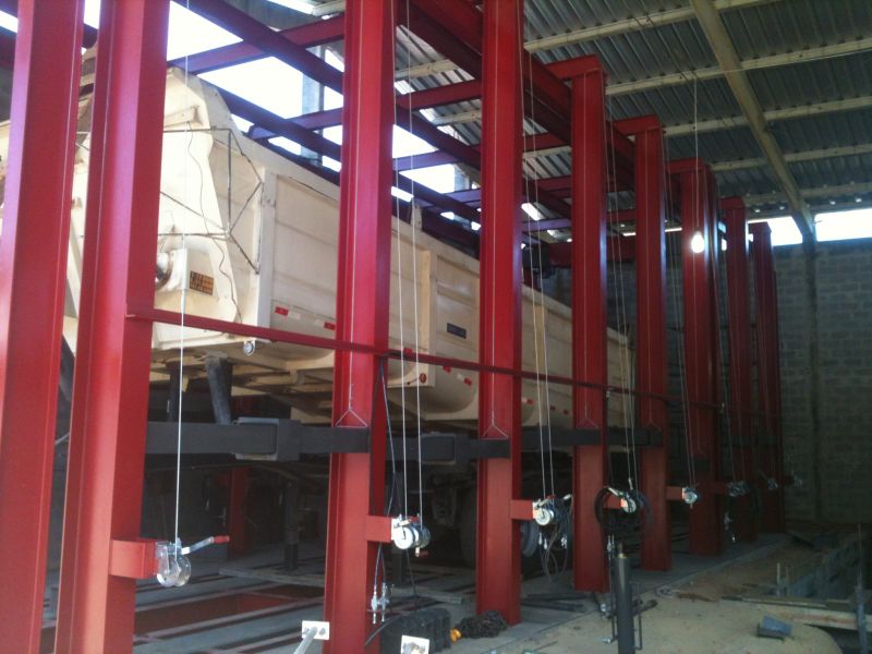 Alinhador e desempenador de chassis