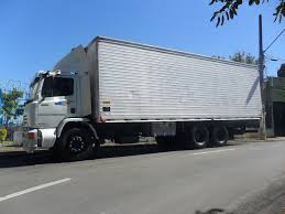 Caminhão Bau Plataforma Hidráulica para Cargas Sensíveis em MG