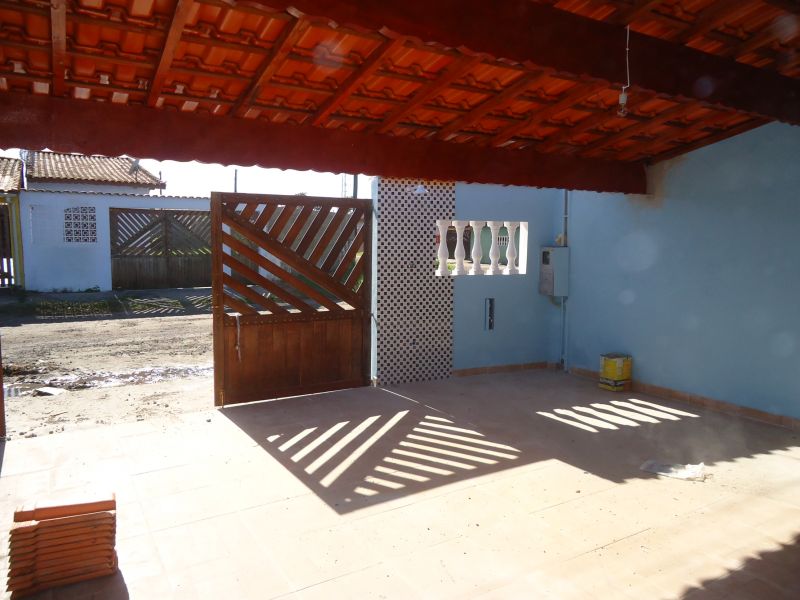Casa Mongaguá com 2 dorms, churrasqueira, 2 vagas