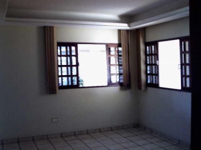 Vendo 4 quartos(3 suítes)