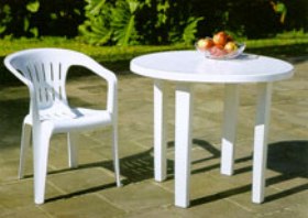 Aluguel de mesas com Cadeiras de plástico.