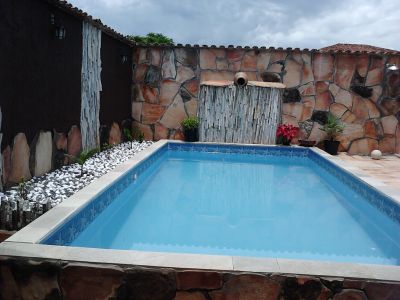 CASA COM PISCINA EM PIRENÓPOLIS