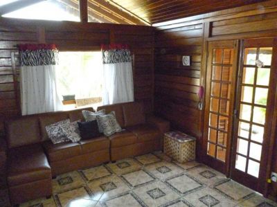 Chalé com 3 suítes em condominio - Campo Grande