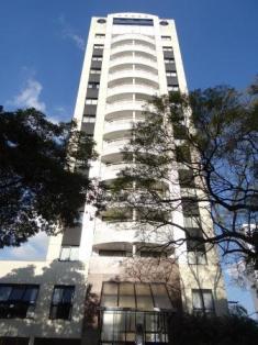 Flat com 1 dormitório, sacada, sala, banheiro, cozinha e área útil de 35m² localizado em Moema - SP 