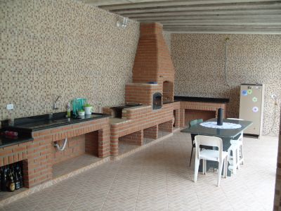CHURRASQUEIRAS, FORNOS E FOGÕES A LENHA.