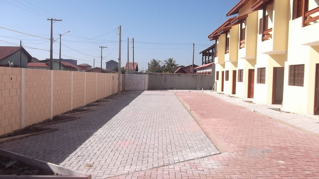 Sobrado novo a 100  metros da praia com total segurança em itanhaem sp