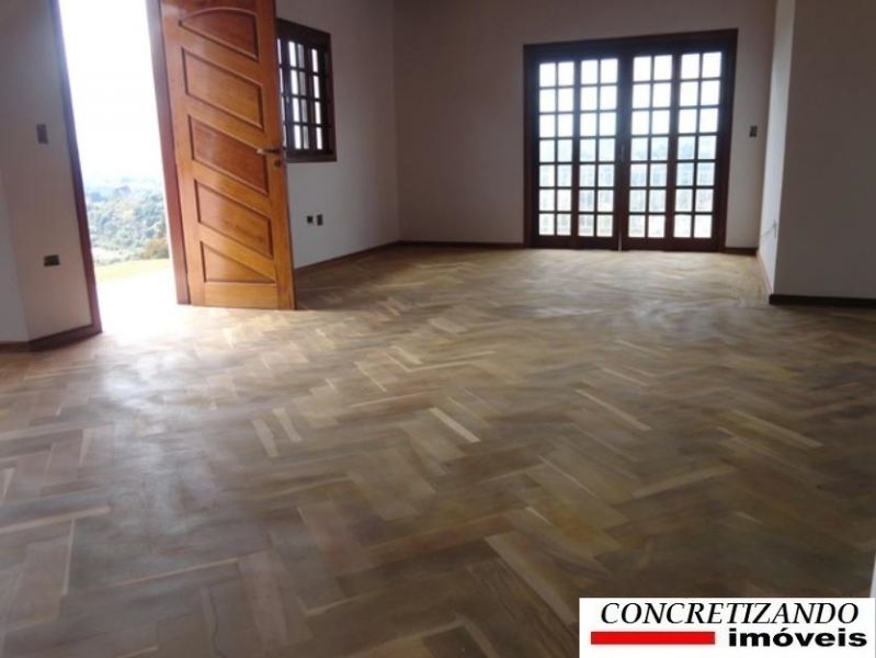 Casa em Campos do Jordão com vista para o verde.