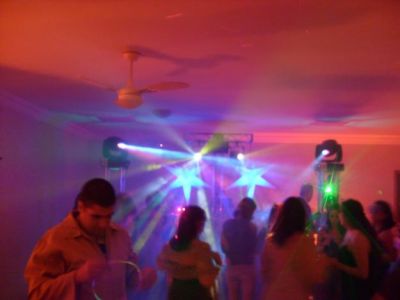 Sonorização, Iluminação, DJ, Telão, Barman entre outros serviços.