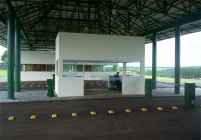 Vendo um terreno em condomínio Na Castelo Branco.