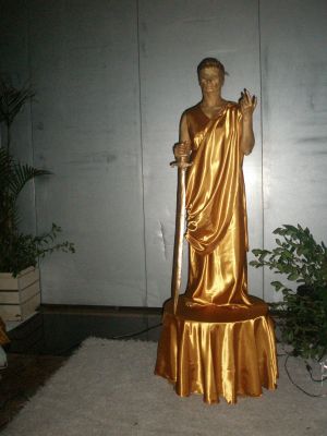 ESTÁTUAS E VITRINES VIVA PARA ABRILHANTAR O SEU EVENTO